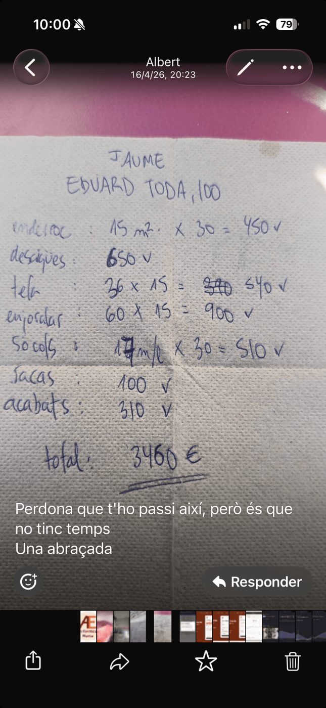 Foto de una servilleta de papel con un presupuesto manuscrito a bolígrafo: enderroc, desaigües, tela, enjorcalar, sòcols, sacas y acabats, con total de 3.460 €